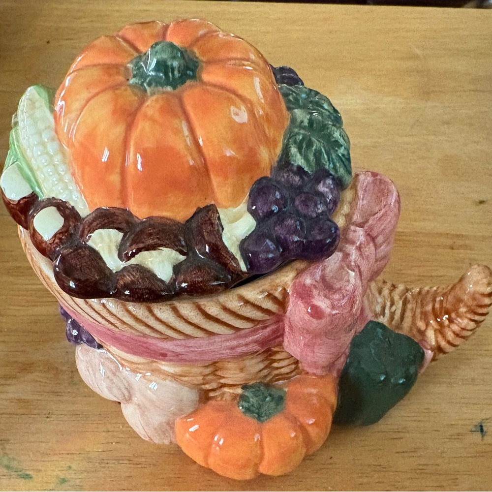 Thanksgiving Cornucopia
Porcelain Candle Holder / planter